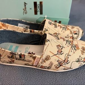 NWT 2018 TOMS x Disney Classic taupe Gus and Jaq printed canvas 5.5